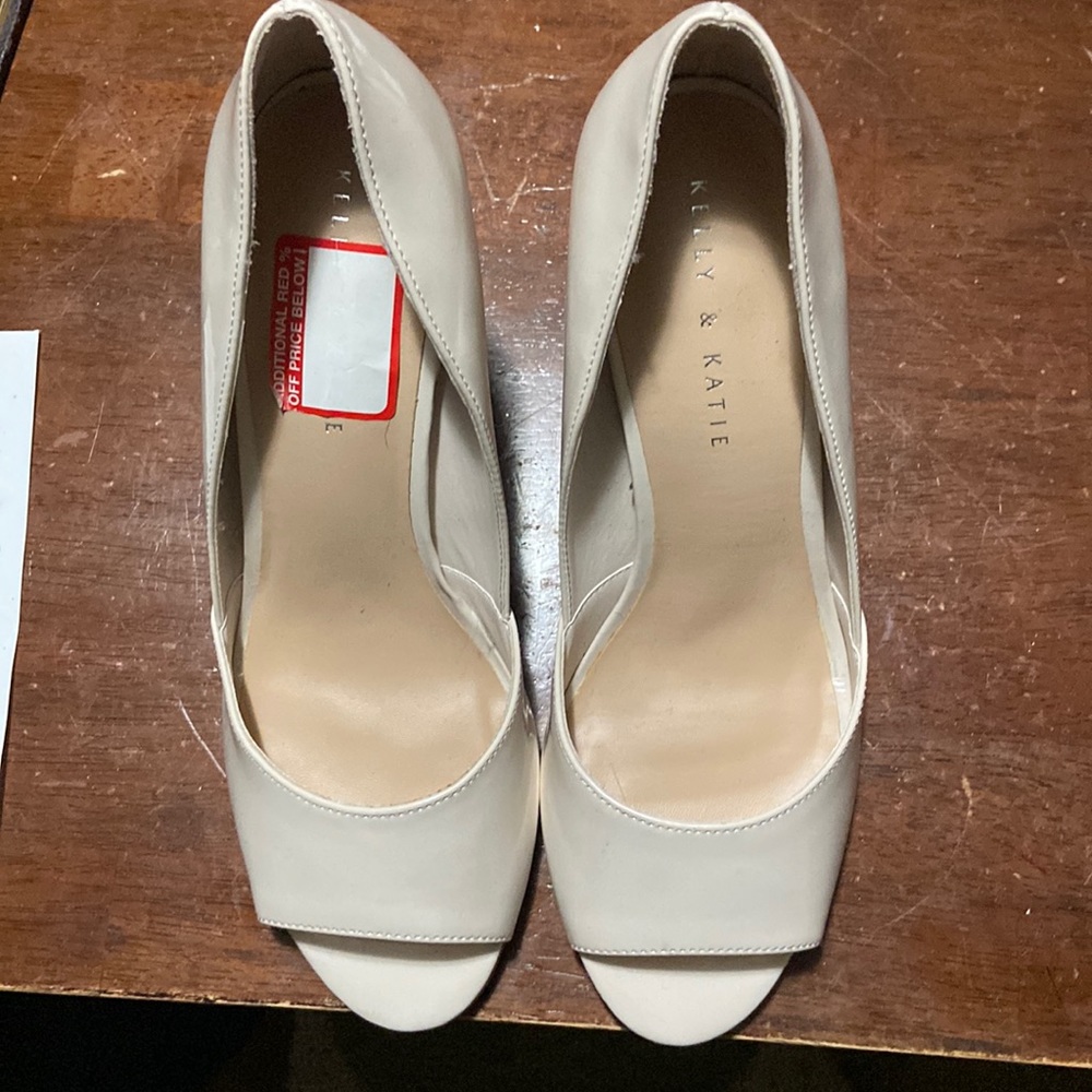 Kelly & Katie 9 1/2M Cream High Heel Pump